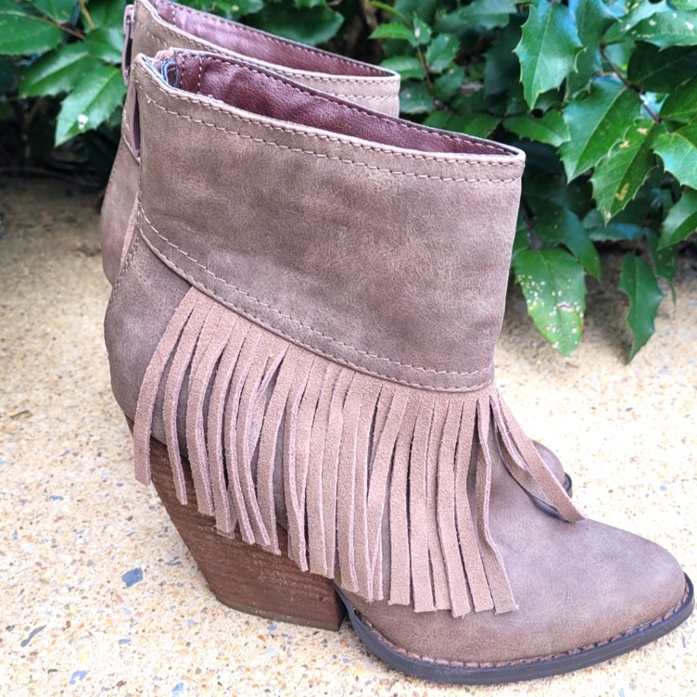 Womens Fringe chunk heel boot sz 8